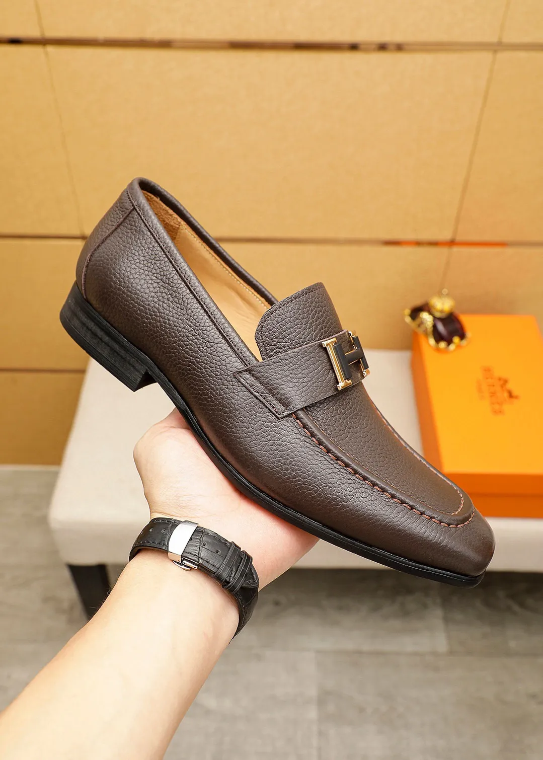 Men's shoes 💰460 💐 Product trademark: HERMES "Hermès" casual leather shoes Regular size: 38-44 (45.46🉑️customized) Product materials: Selected imported first-layer pebbled calfskin upper + luxury hardware buckle, imported water-dyed 🐂 cowhide lining. Strong three-dimensional visual effect, combined outsole Color: 2⃣️seed leather materials optional
